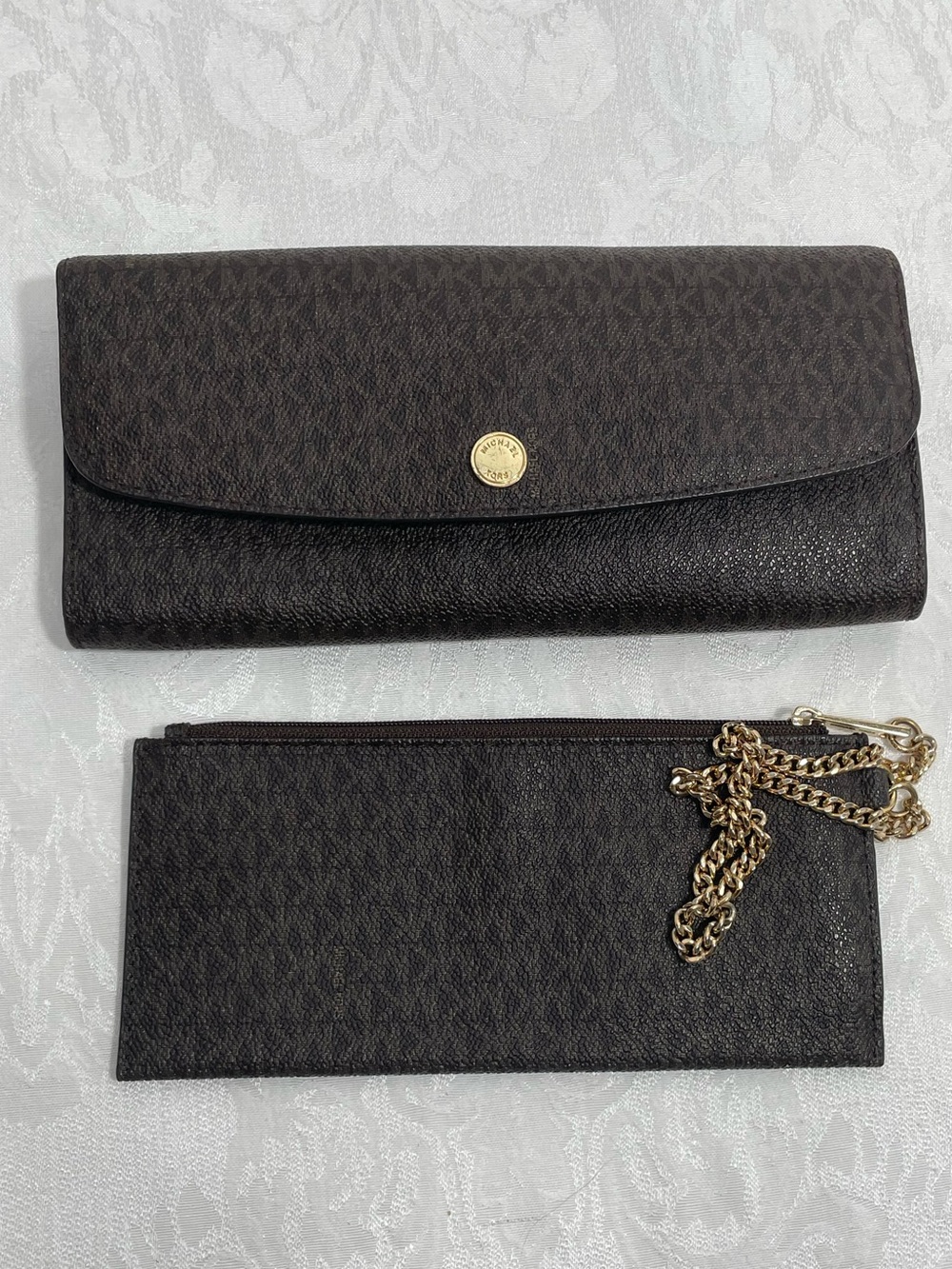 Michael Kors Juliana 2-in-1 Flap Wallet with Removable Pouch with Chain Strap.